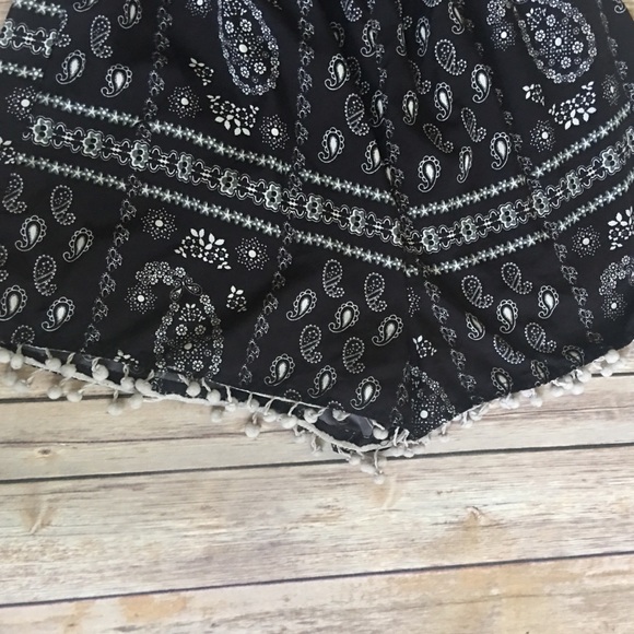 Sleeveless Short Romper - Picture 2 of 5